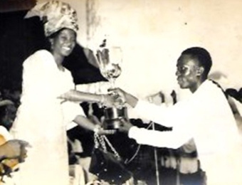 Mrs. Omitola handing the Cup to St. Thomas Aquinas Captain